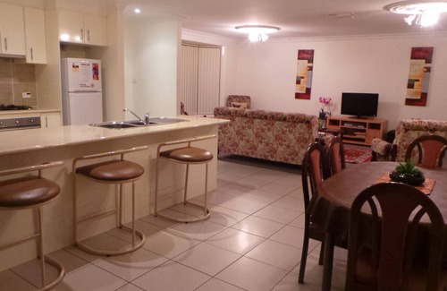 South Tamworth House | The Bell House- FREE WiFi/FOXTEL,0PEN-PLAN LIVING
