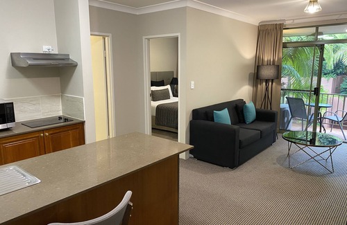 Wollongong CBD Hotel | The Belmore Apartments Hotel