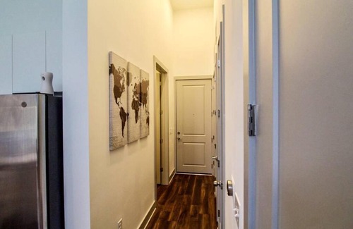 Cabbagetown Apartment | The Beltline Escape 10 Star Location Queen Bed Pkg