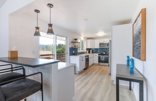 Southeast Eugene House | The Best Of Crest - Mid Century Vibes with Sunrise Views in S. Eugene