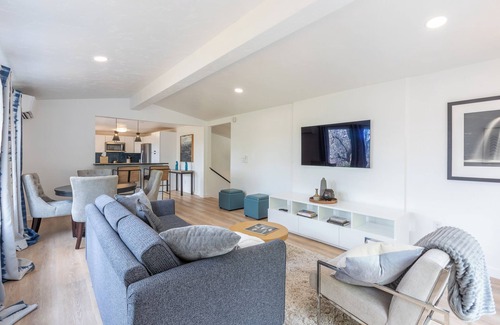 Southeast Eugene House | The Best Of Crest - Mid Century Vibes with Sunrise Views in S. Eugene