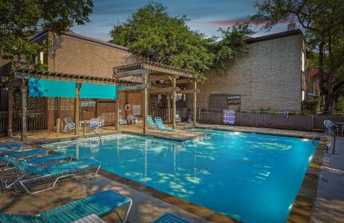 North Dallas Apartment | The Best of The North Dallas Area Pool & Patio
