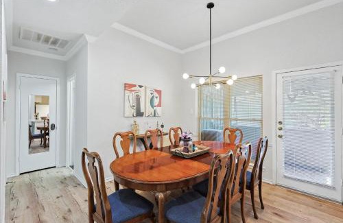North Dallas Apartment | The Best of The North Dallas Area Pool & Patio