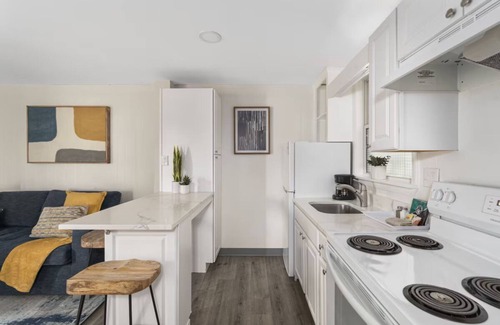 Beverly Hotel | The Beverly | Queen 1-Bedroom Apartment | w/Kitchen & Free Parking