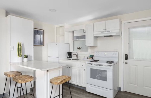 Beverly Hotel | The Beverly | Queen 1-Bedroom Apartment | w/Kitchen & Free Parking