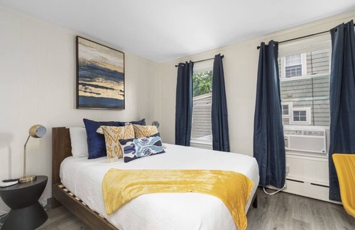 Beverly Hotel | The Beverly | Queen 1-Bedroom Apartment | w/Kitchen & Free Parking