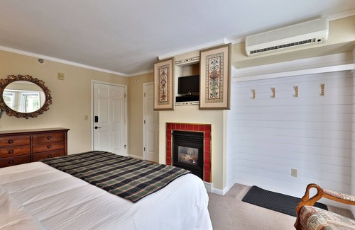 Killington Cabin | The Birch Ridge: English Gentleman's Room #9 - King Suite In Killington, Vermont. Hot Tub. 1 Bedroom Home