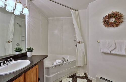 Killington Cabin | The Birch Ridge: English Gentleman's Room #9 - King Suite In Killington, Vermont. Hot Tub. 1 Bedroom Home