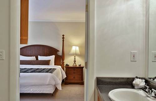 Killington Cabin | The Birch Ridge: English Gentleman's Room #9 - King Suite In Killington, Vermont. Hot Tub. 1 Bedroom Home