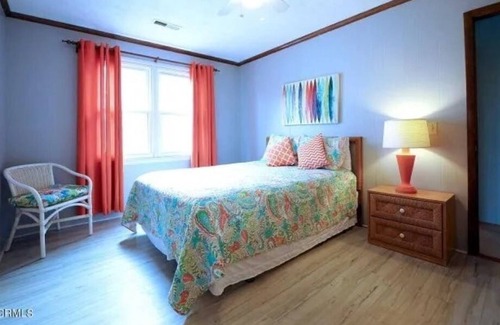 Sunset Beach Cottage | "The Bird House" A Cozy Historic Beach Cottage walking distance to beach!