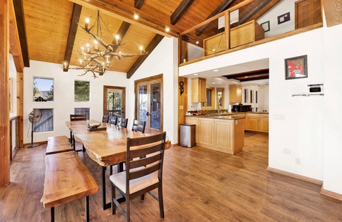 Boulder Bay Cabin | The Birdhouse Big Bear Lake | Pool Table | Foosball | Hot Tub