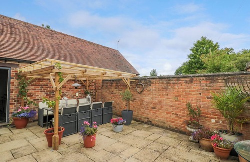 Ettington Cottage | THE BIT ON THE SIDE, pet friendly, with a garden in Ettington
