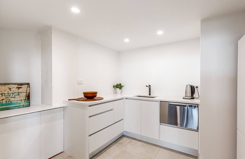 Kumeu House | The Black Barn, private with Spa