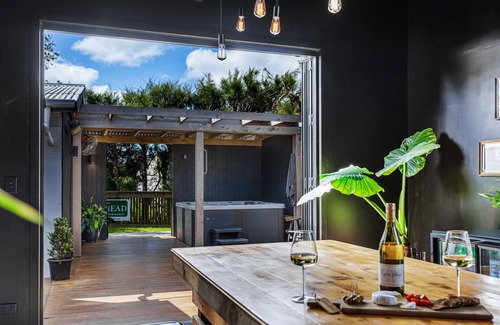 Kumeu House | The Black Barn, private with Spa