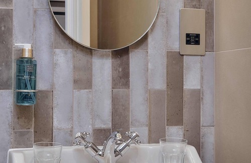 Kilburn Hotel | The Black Lion Pub & Boutique Guesthouse