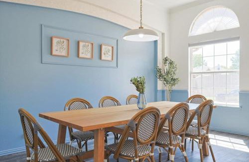 Corinth House | The Blue Holly - Bright & Spacious with a Pool