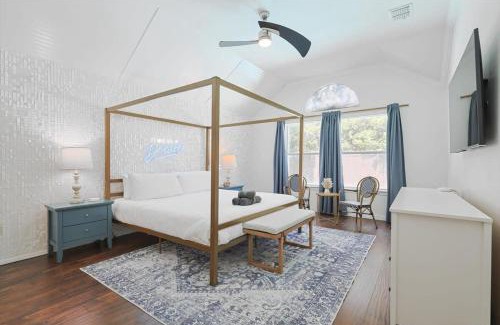 Corinth House | The Blue Holly - Bright & Spacious with a Pool