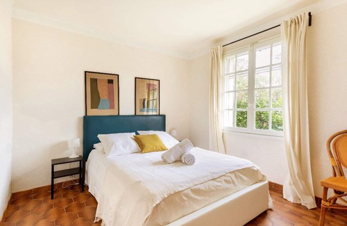 Robion House | The Blue Jeans Bedroom in House of Art and Nature