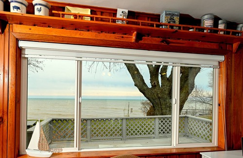 Town of Somerset Cottage | The Blue Lagoon is a cozy cottage with lake view near Niagara falls & Olcott