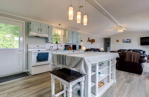 Bay View House | The Blue Whale Cottage- Beautiful Views and Hot Tub