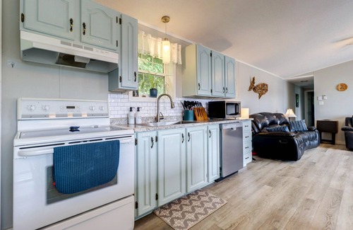 Bay View House | The Blue Whale Cottage- Beautiful Views and Hot Tub