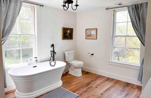 Sebago House | The Blueberry House - Spacious, Family & Pet-Friendly Retreat near Sebago Lake