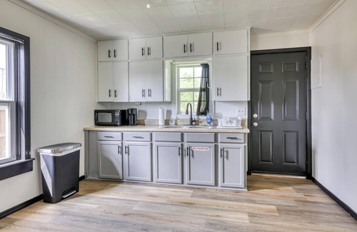 Joplin House | The Bluebird: Modern 1 Bed, Large Peaceful Yard
