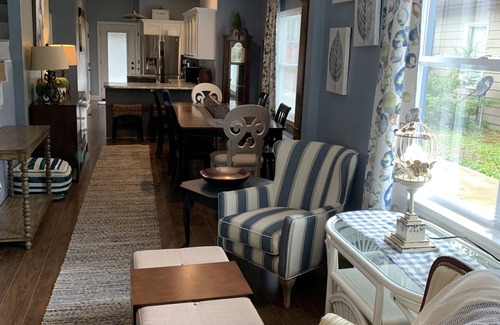 Ashland House | The Bluegrass Bungalow: Newly Constructed Sleeps 6: 3 beds 1.5bath. One Level.