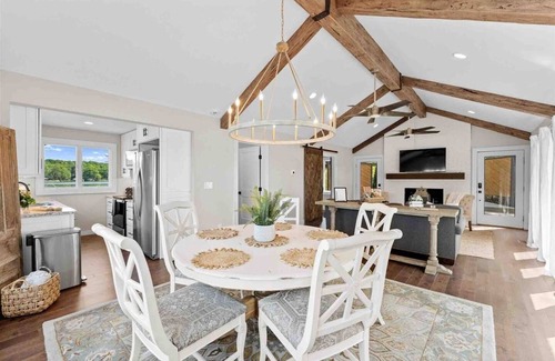 Mooresville House | The Boathouse, a Perfect Getaway