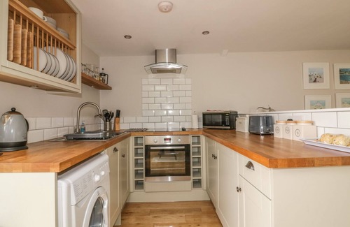 Crantock Cottage | THE BOLTHOLE, pet friendly, with open fire in Crantock