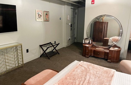East Aurora Hotel | The Bonnie & Clyde Room @ The Bank