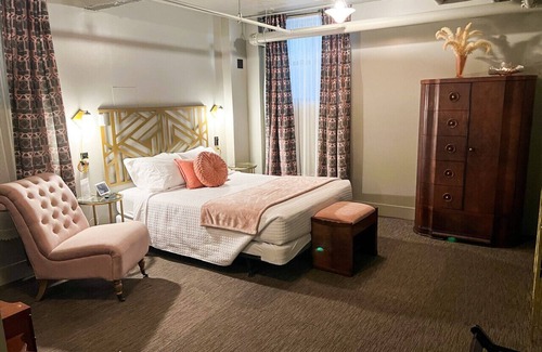 East Aurora Hotel | The Bonnie & Clyde Room @ The Bank
