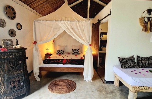 Nosy Boraha Cabin | The Boraha Beach Lodge with kitchen, staff, WIFI, on the beach, fully equipped