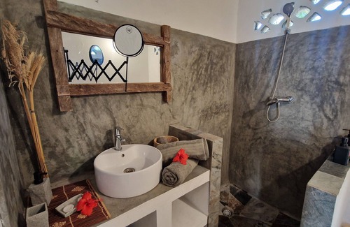 Nosy Boraha Cabin | The Boraha Beach Lodge with kitchen, staff, WIFI, on the beach, fully equipped