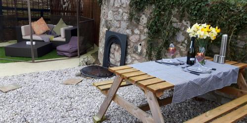 Saint Asaph House | The Bothy, wood fired hot tub, luxury spa bathroom