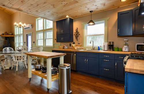 Elizabethtown Cabin | The Branch - secluded mountain lodge with hot tub