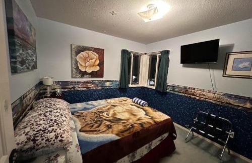 Townline Hill Bed & Breakfast | The Breakfast Suite with 2 Queen beds in Fraser Valley Getaway R1