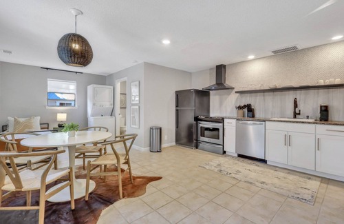 Saint Simons Heights Apartment | The Breezy Bee - 1 Bedroom Cottage
