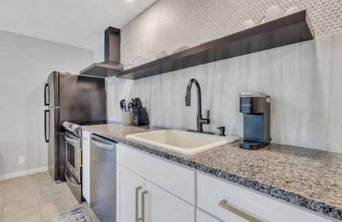 Saint Simons Heights Apartment | The Breezy Bee - 1 Bedroom Cottage