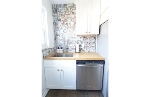 Grandview Heights Apartment | The Broadway Hot Tub Patio King Bed Fast WiFi Near OSU, Victorian Village
