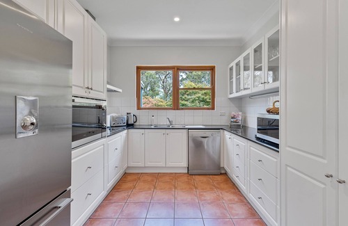 Bundanoon House | The Bundanoon Lakehouse - Amazing home with private lake