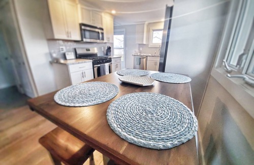 Canandaigua House | The bungalow @ T. Spex Eyewear is a cozy, convenient stay in Canandaigua!