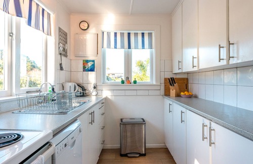 Surfdale House | The Butterfly Bach - Surfdale Holiday Home