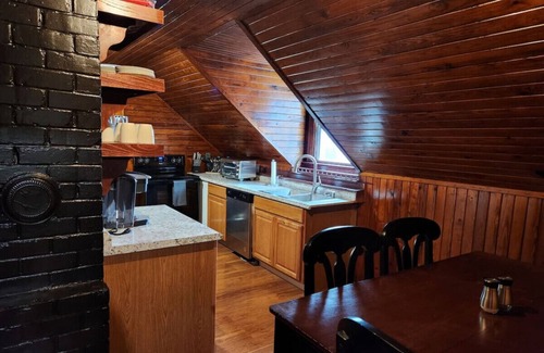 Midtown Apartment | The Cabin - 2 Br 1 Ba Apt Near Downtown