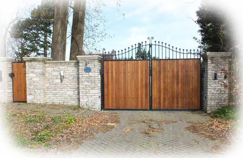 Padeswood House | 'The Cabin'. A cosy private & secure holiday home.