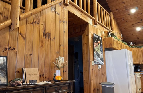 Mooringsport Cabin | The Cabin at Caddo Crossing - for the vibe of an old-time lodge on the bayou!