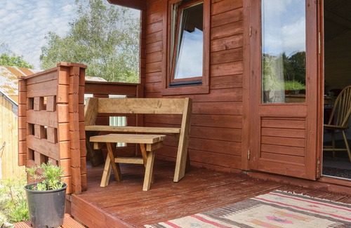 Saint Ann's Chapel Cottage | THE CABIN, LOWLEY BROOK FARM, romantic, with a garden in Launceston