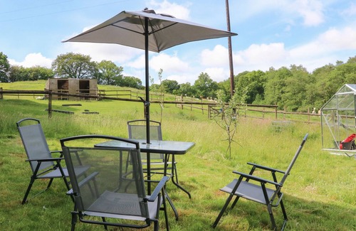 Saint Ann's Chapel Cottage | THE CABIN, LOWLEY BROOK FARM, romantic, with a garden in Launceston