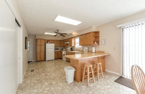 Dadeville House | The Cabin on Wisteria Lane | 2 Bed, 2 Bath