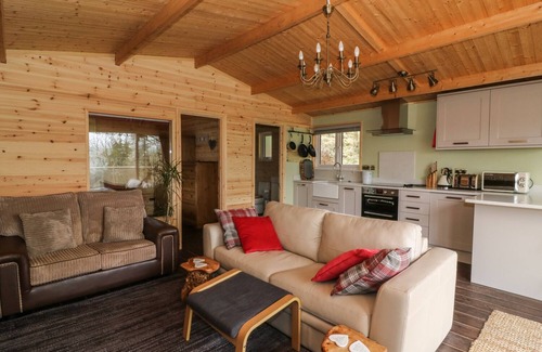 Mawr Cottage | THE CABIN, pet friendly, with hot tub in Pontardawe
